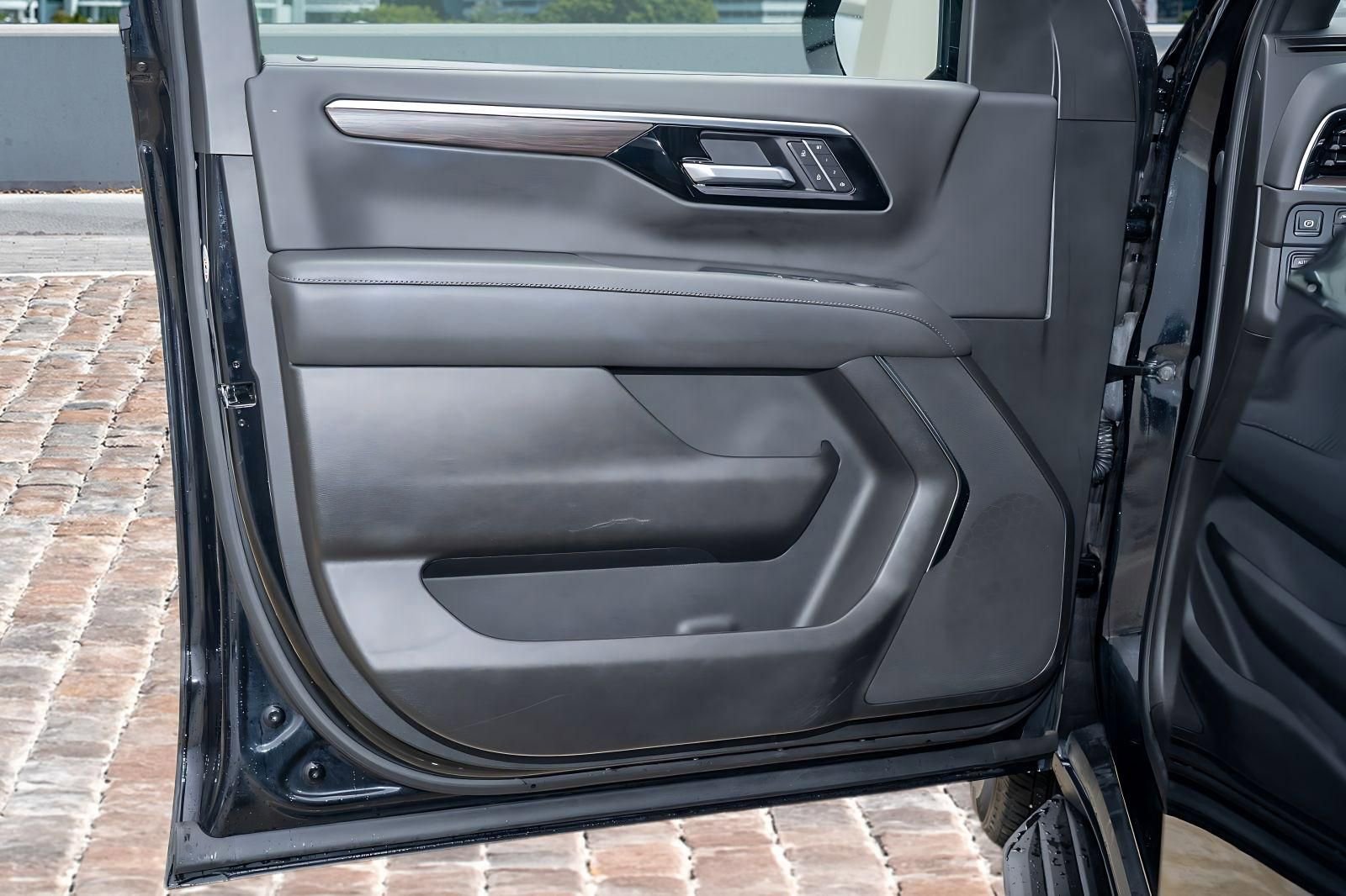 Used 2025 Chevrolet Tahoe LT AWD/4WD image 12