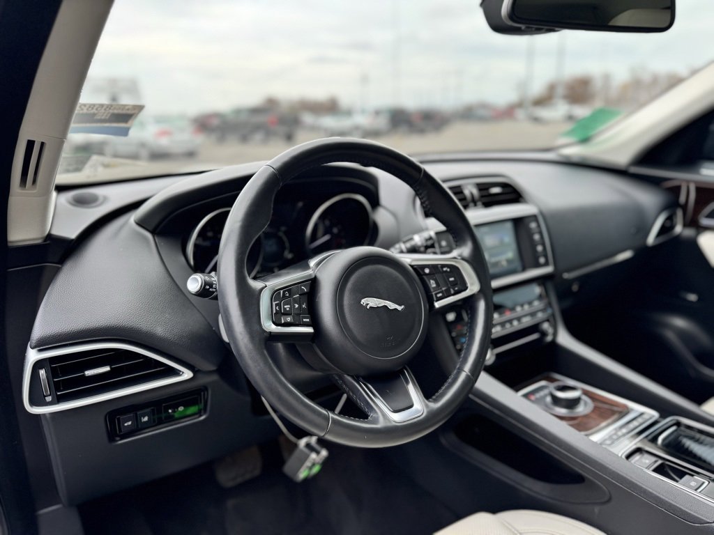 Used 2018 Jaguar F-PACE Prestige image 11