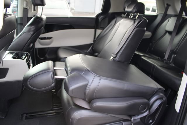 Used 2024 Kia Carnival EX image 44