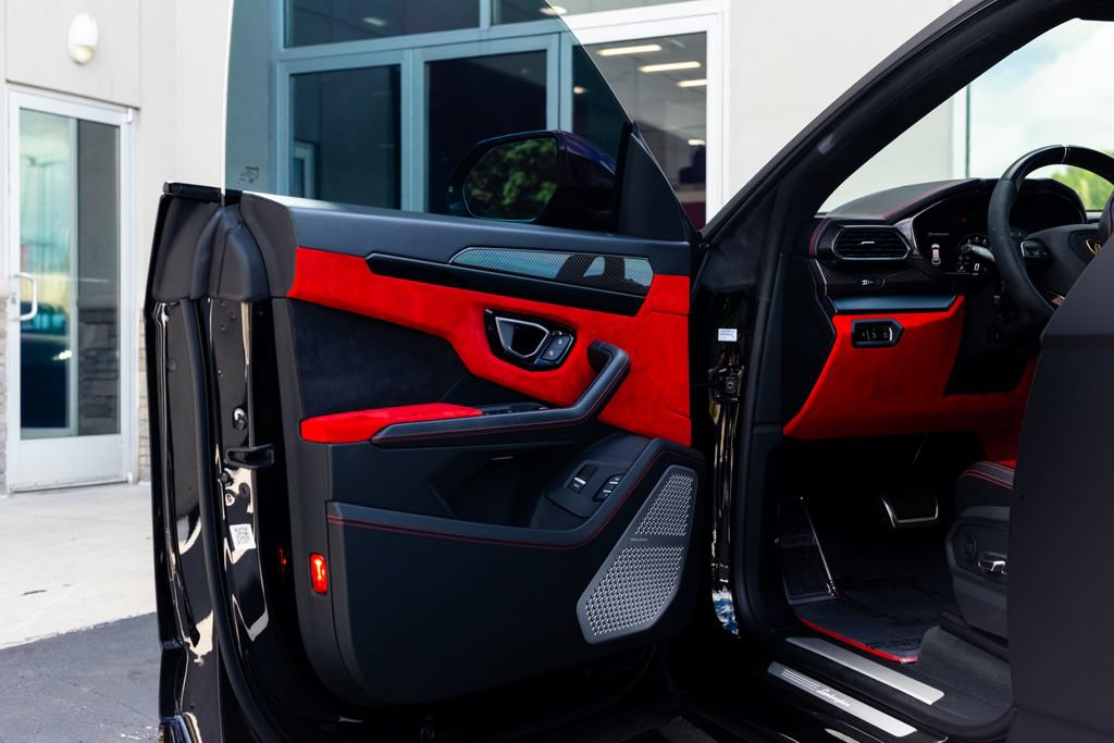 Used 2022 Lamborghini Urus AWD/4WD image 23