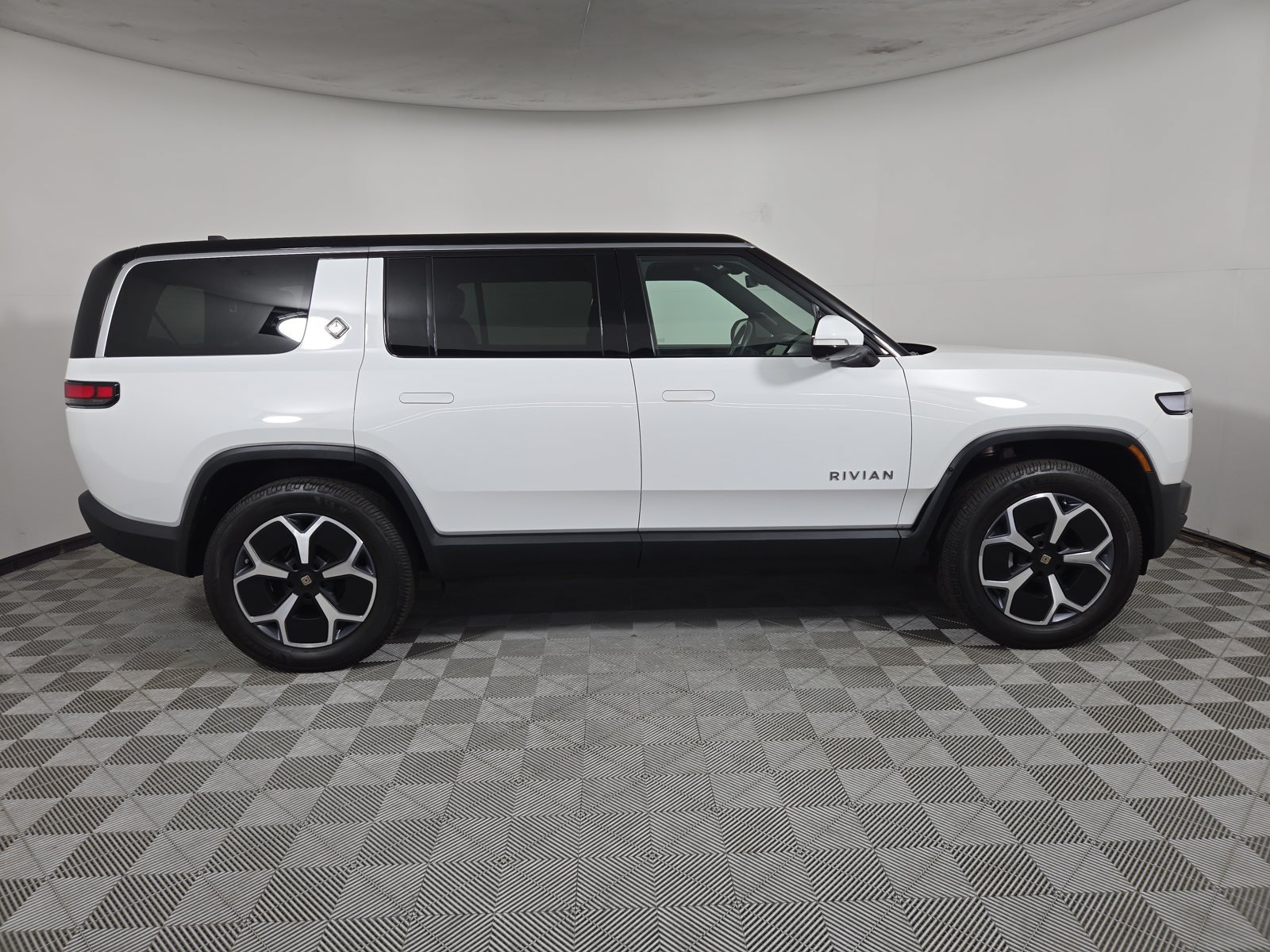 Used 2024 Rivian R1S Adventure Dual AWD/4WD image 6