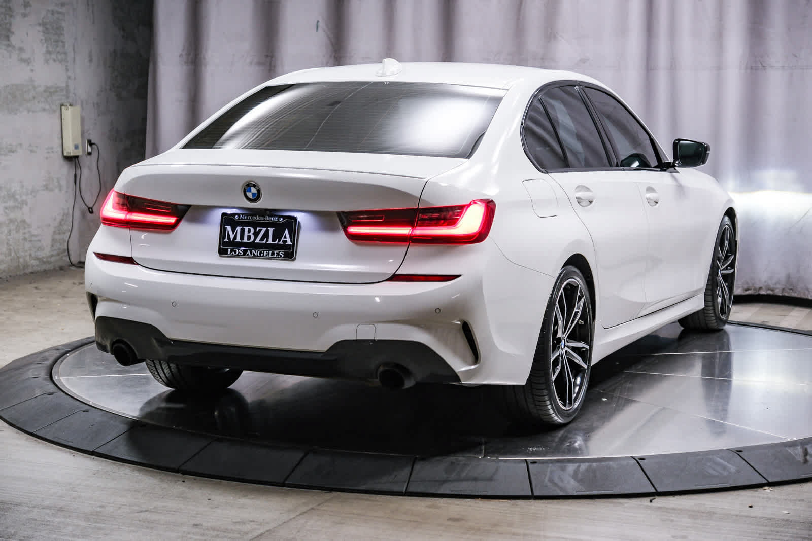 Used 2022 BMW 330i Sedan w/ M Sport Package RWD image 4