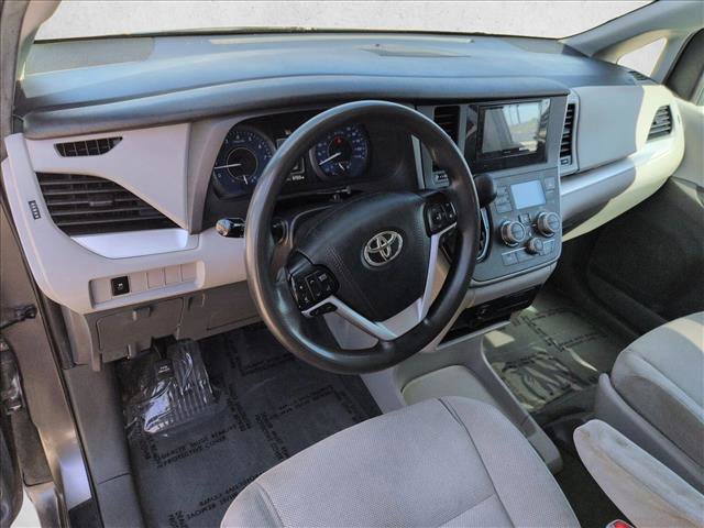 Used 2020 Toyota Sienna L image 10