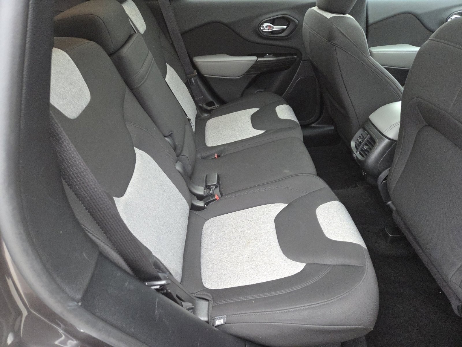 Used 2014 Jeep Cherokee Latitude w/ Comfort/Convenience Group image 21