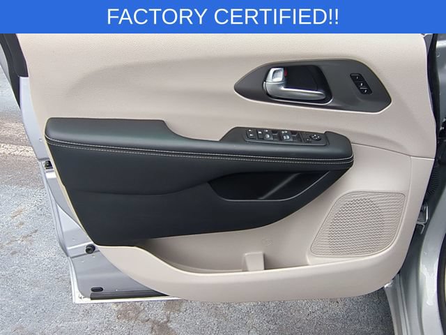 Certified 2024 Chrysler Pacifica Touring-L FWD image 12
