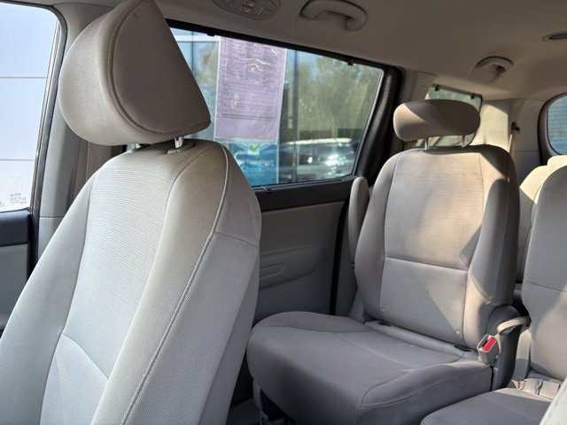 Used 2015 Kia Sedona LX w/ LX Convenience Package image 25