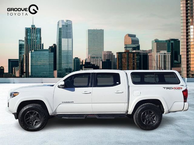 Used 2017 Toyota Tacoma TRD Sport image 2