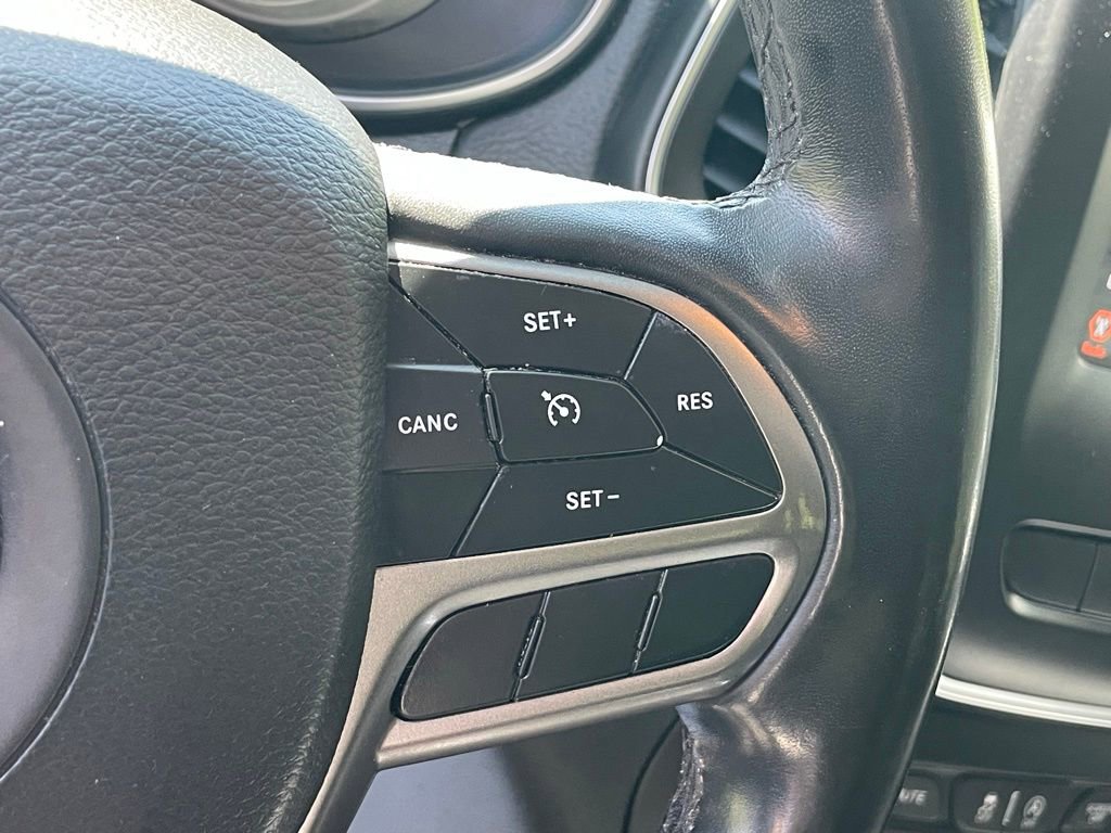 Used 2019 Jeep Cherokee Latitude Plus w/ Cold Weather Group AWD/4WD image 29