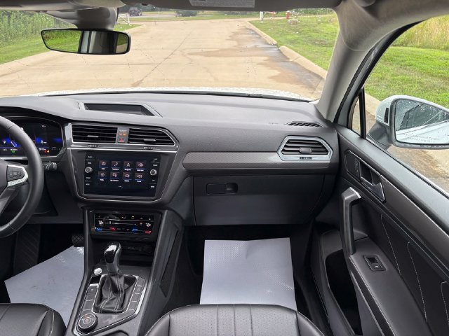 Used 2024 Volkswagen Tiguan SE AWD/4WD image 38