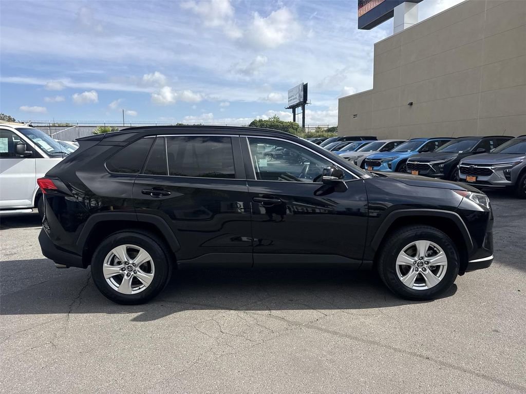 Used 2020 Toyota RAV4 XLE FWD image 2