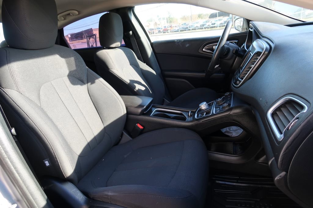 Used 2016 Chrysler 200 Limited w/ Convenience Group image 9