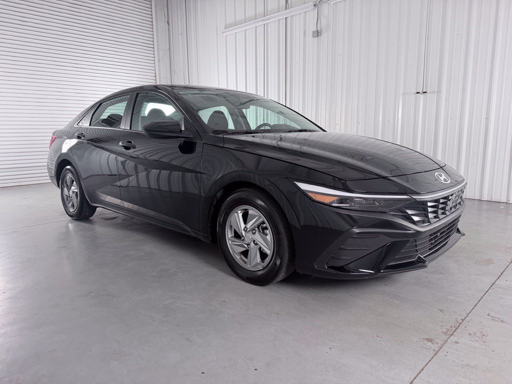 Used 2026 Hyundai Elantra SE FWD image 3