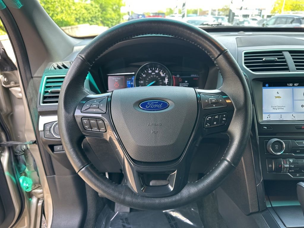 Used 2017 Ford Explorer XLT w/ Equipment Group 202A AWD/4WD image 41