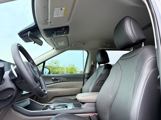 Used 2025 Kia Carnival EX FWD image 25