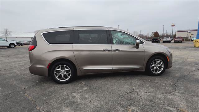 Used 2017 Chrysler Pacifica Limited w/ Advanced Safetytec Group image 9