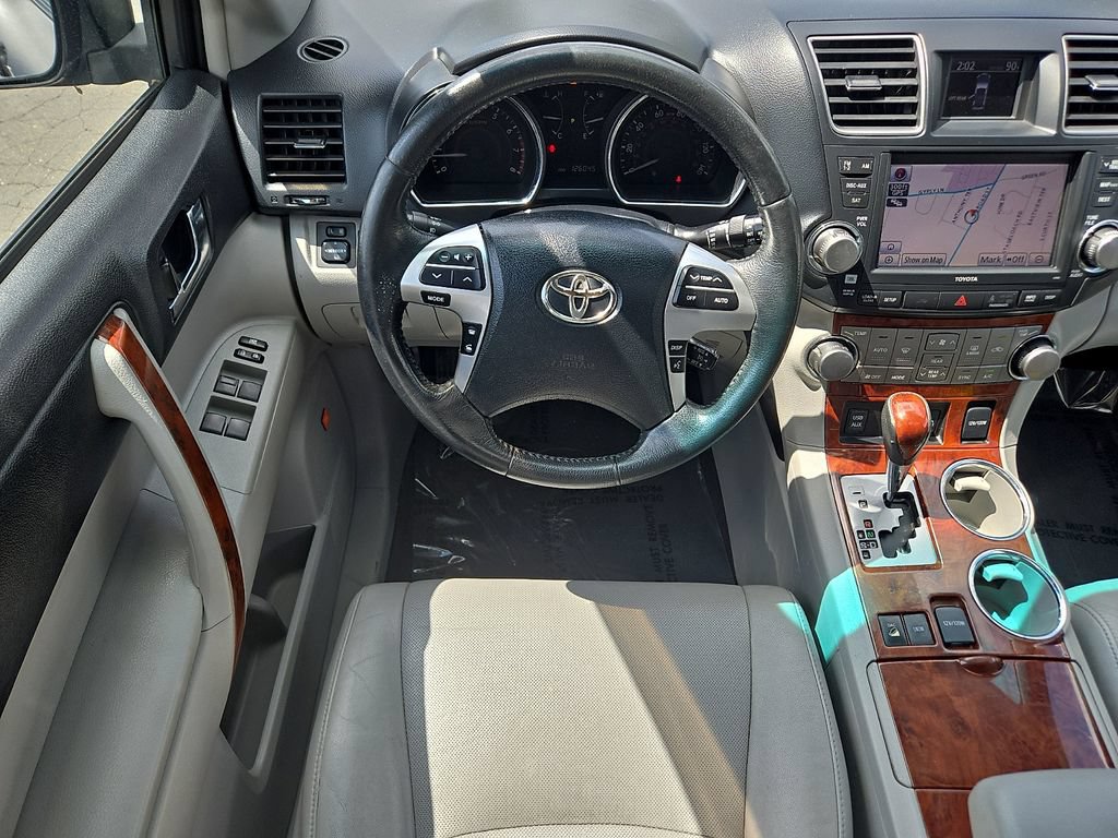 Used 2012 Toyota Highlander Limited w/ Tow Pkg AWD/4WD image 12