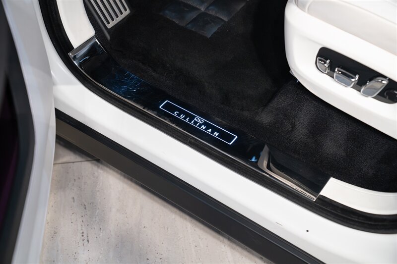 Used 2023 Rolls-Royce Cullinan Black Badge AWD/4WD image 23