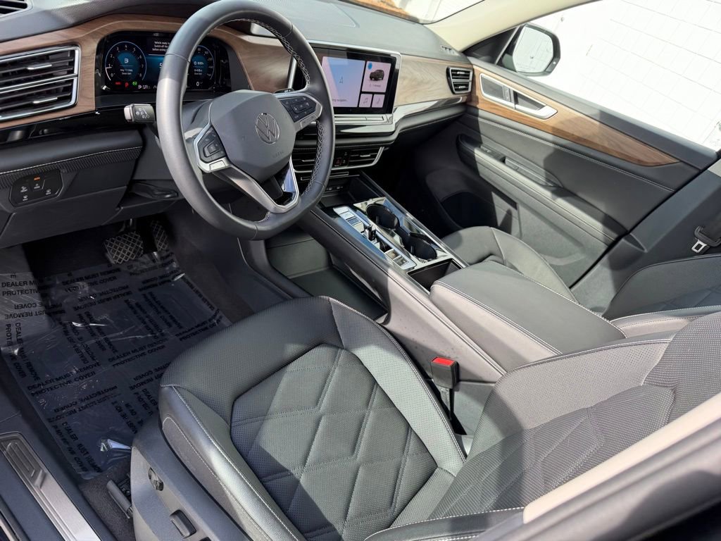 Used 2024 Volkswagen Atlas SE AWD/4WD image 2