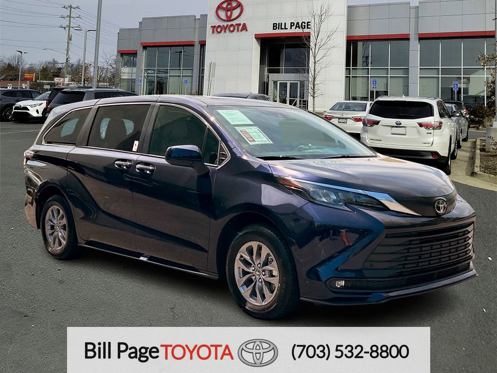Used 2025 Toyota Sienna XLE image 1