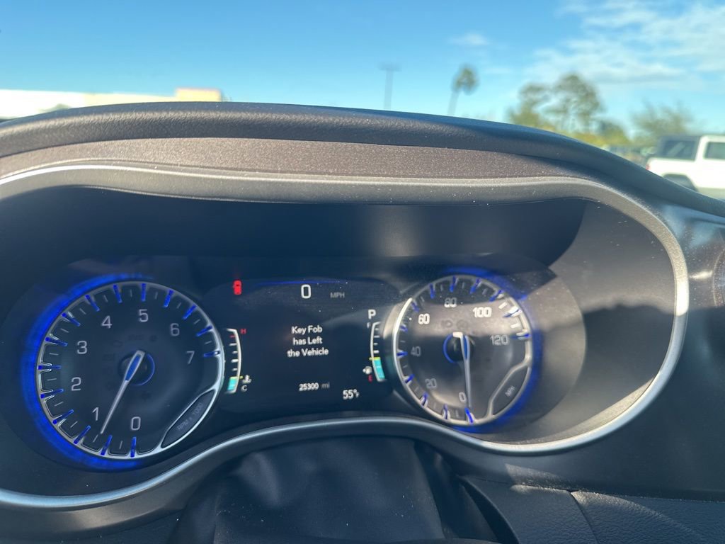 Used 2024 Chrysler Pacifica Touring-L image 18