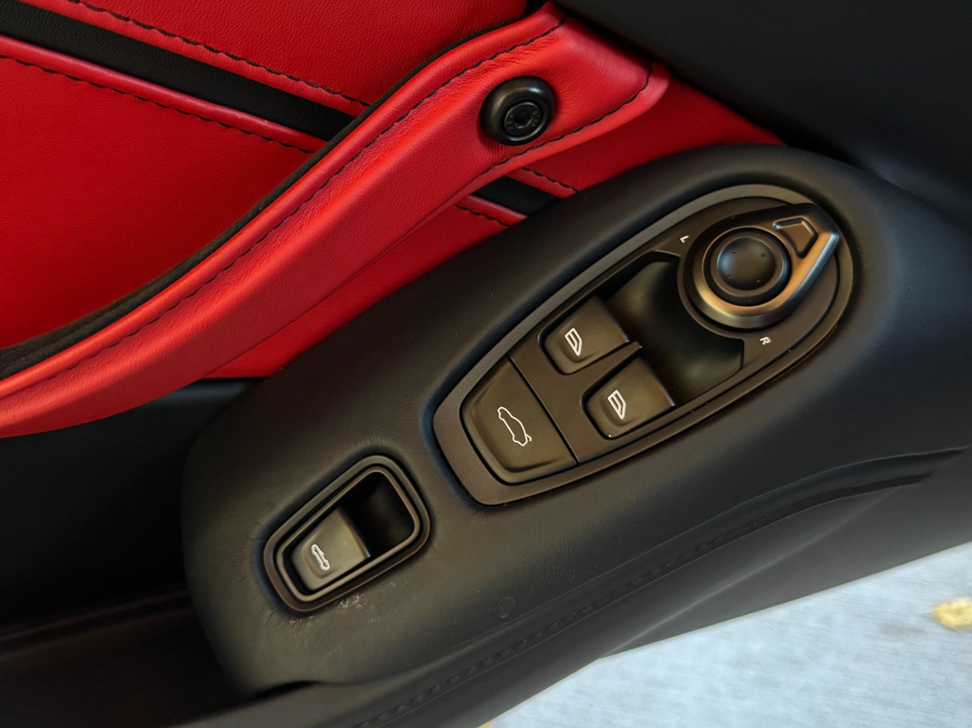 Used 2023 Aston Martin V8 Vantage Roadster RWD image 60