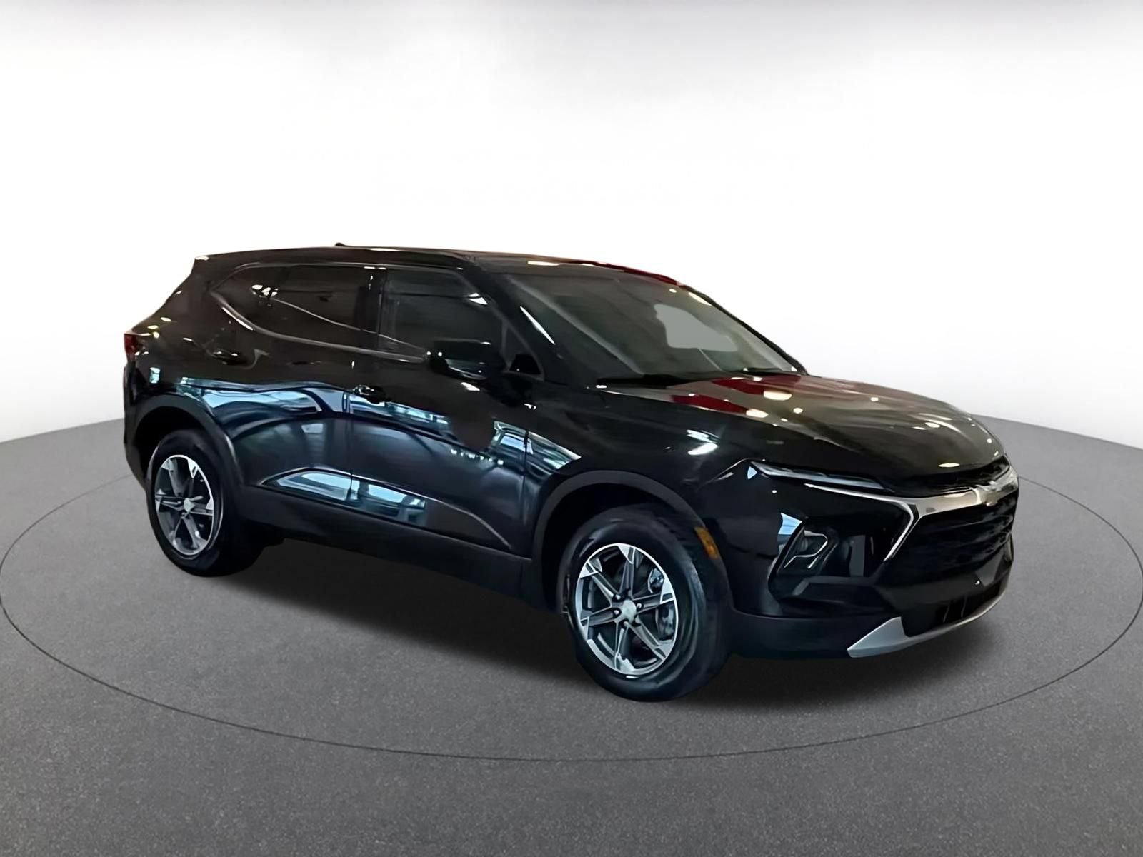 Used 2025 Chevrolet Blazer LT FWD image 2