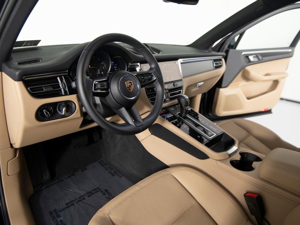 Certified 2025 Porsche Macan image 16