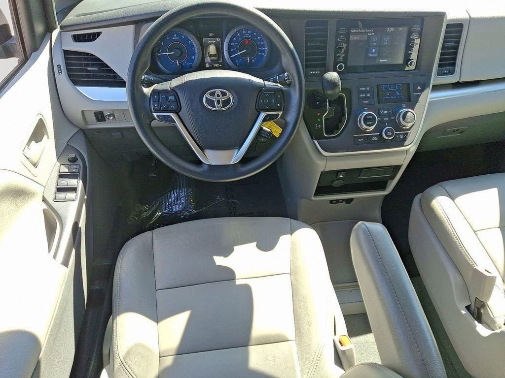 Used 2020 Toyota Sienna L image 11