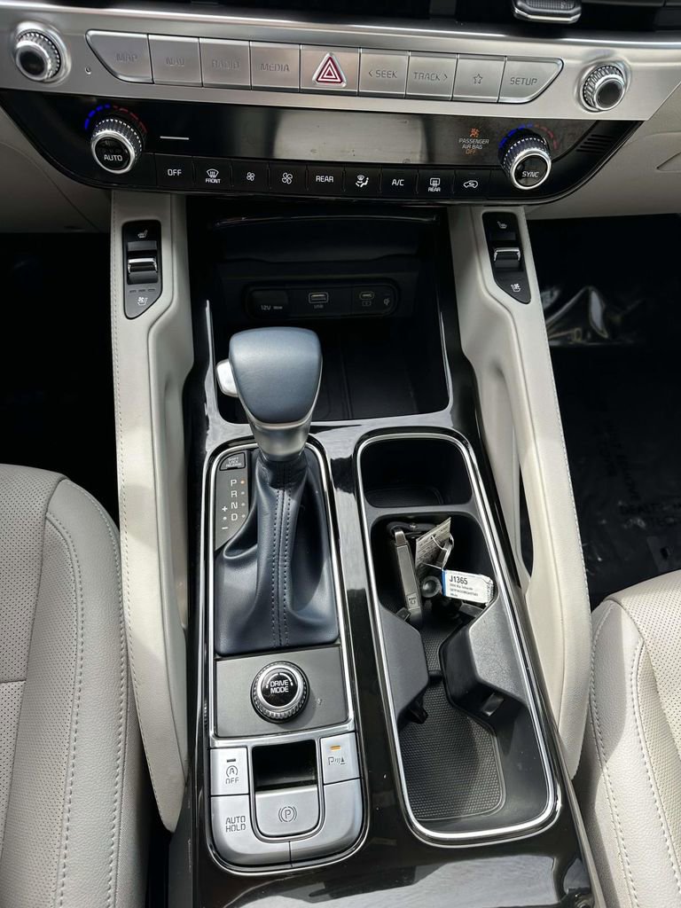 Used 2024 Kia Telluride EX w/ EX Captain's Chair Package image 18