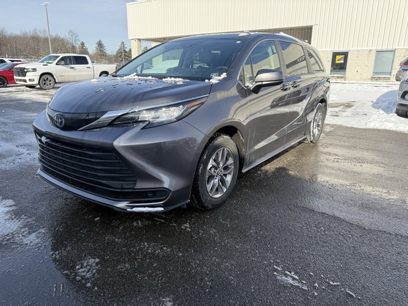 Used 2022 Toyota Sienna LE image 3