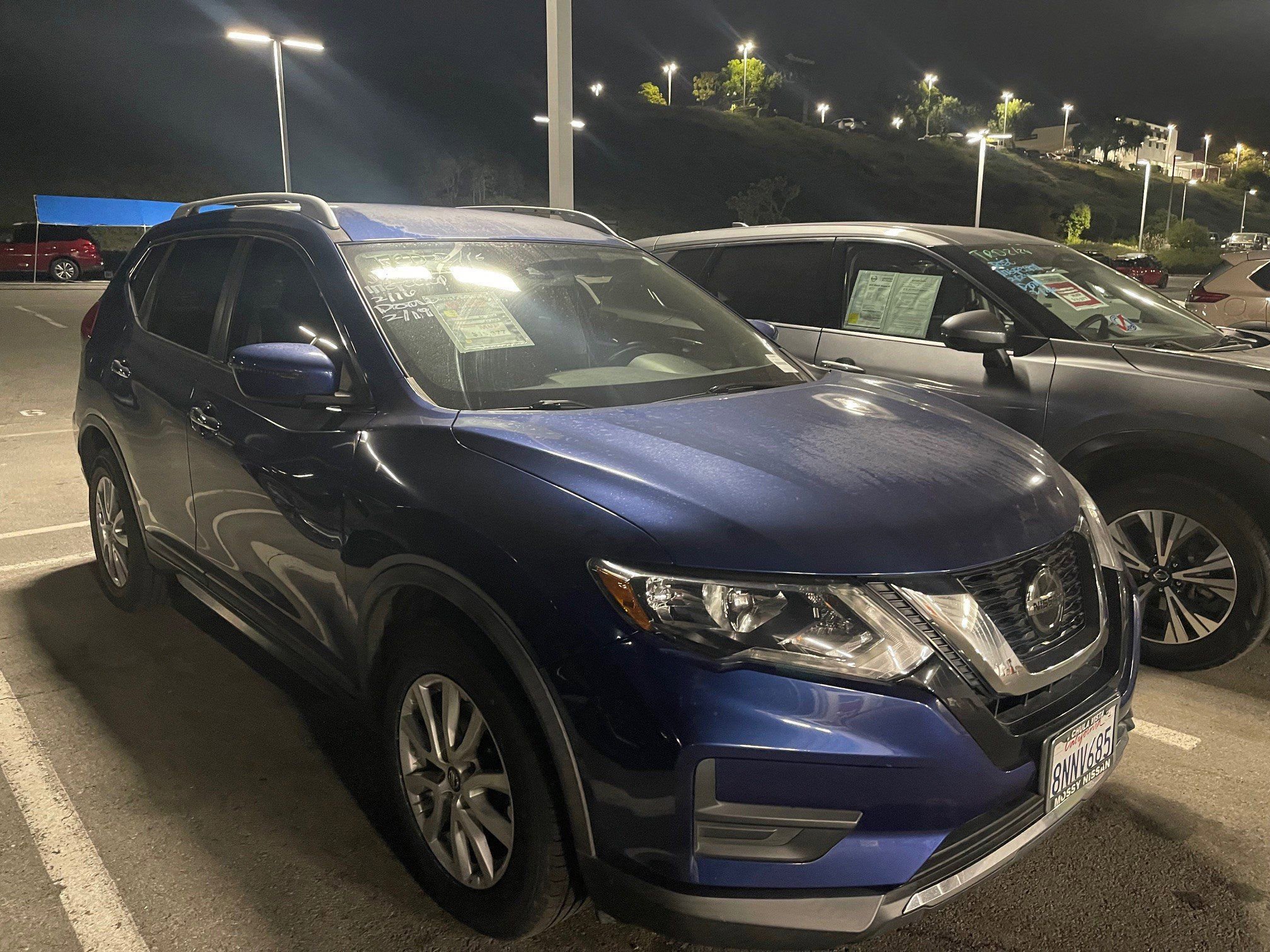Used 2020 Nissan Rogue SV image 2