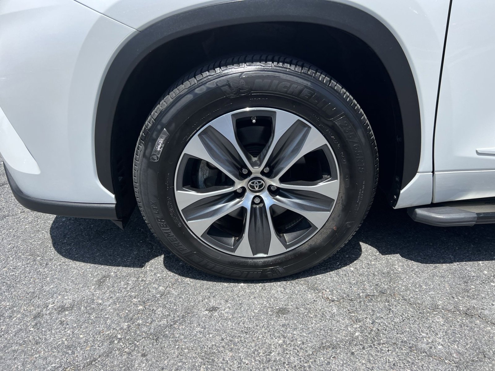 Used 2023 Toyota Highlander XLE FWD image 12