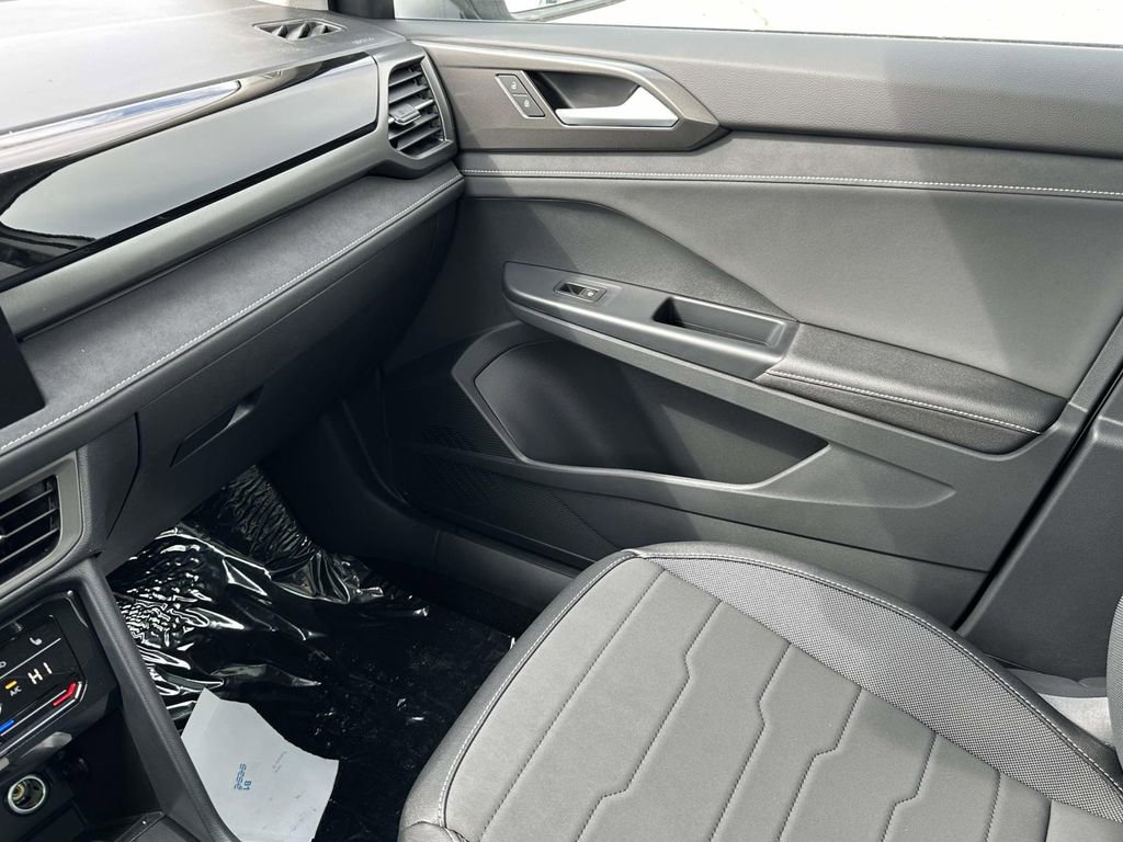 New 2025 Volkswagen Taos SE FWD image 24