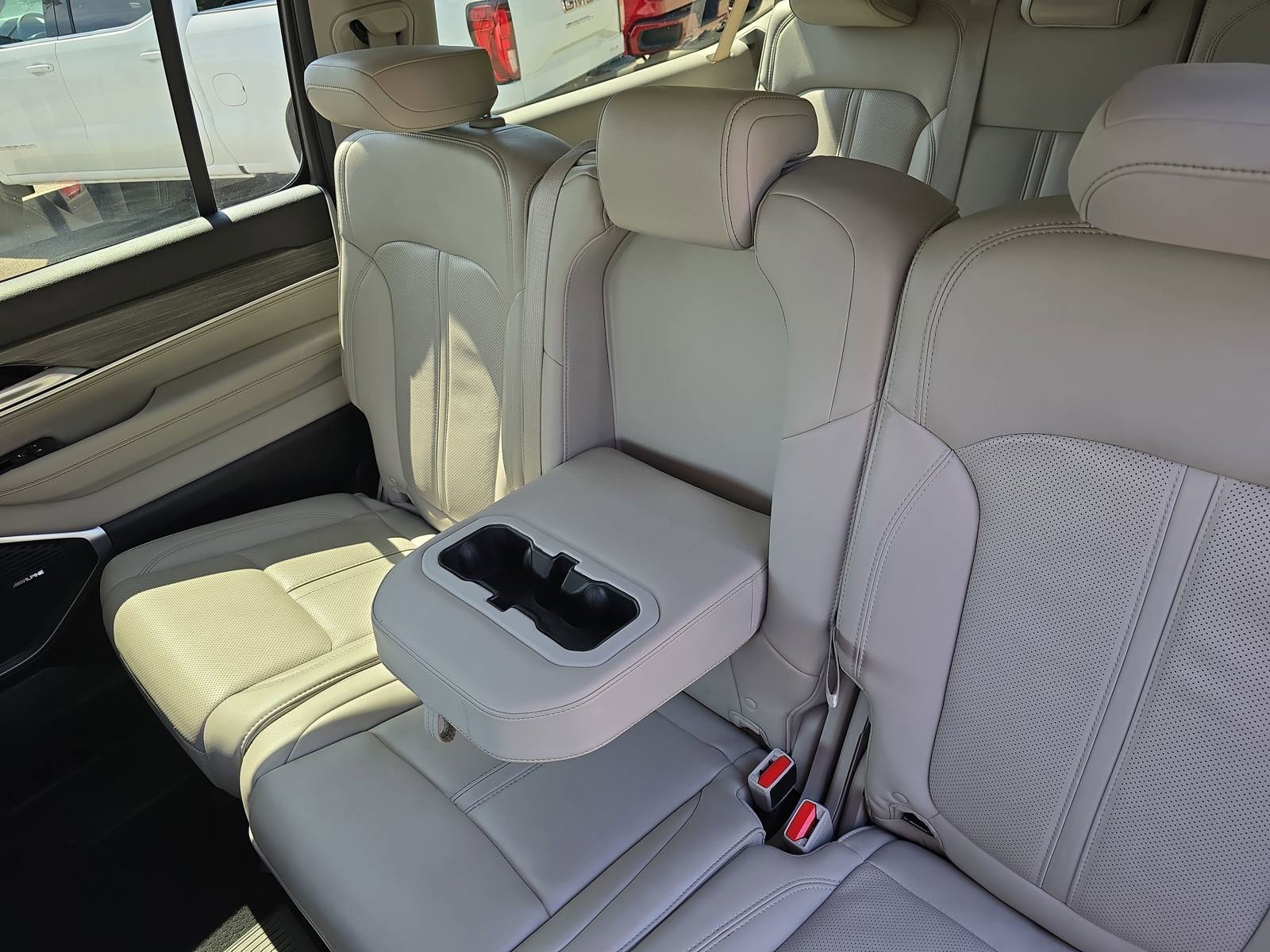 Used 2024 Jeep Wagoneer L Series II w/ Flexible Seating Group RWD image 15