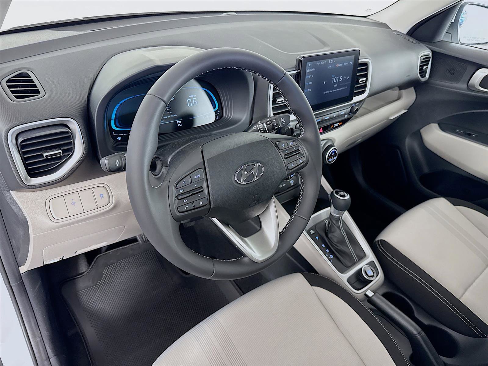 New 2025 Hyundai Venue SEL image 9