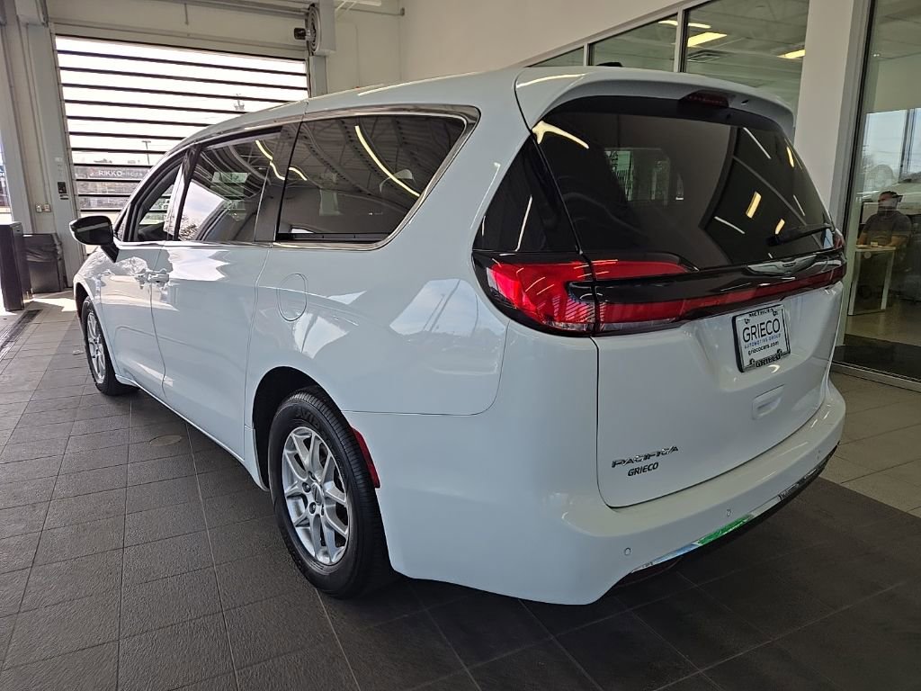 Used 2024 Chrysler Pacifica Touring-L image 10
