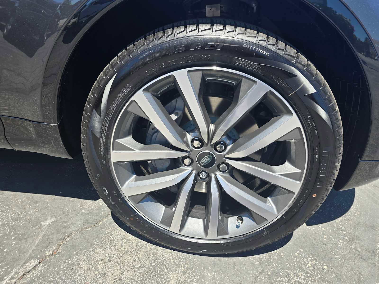 New 2025 Land Rover Discovery Dynamic SE image 9