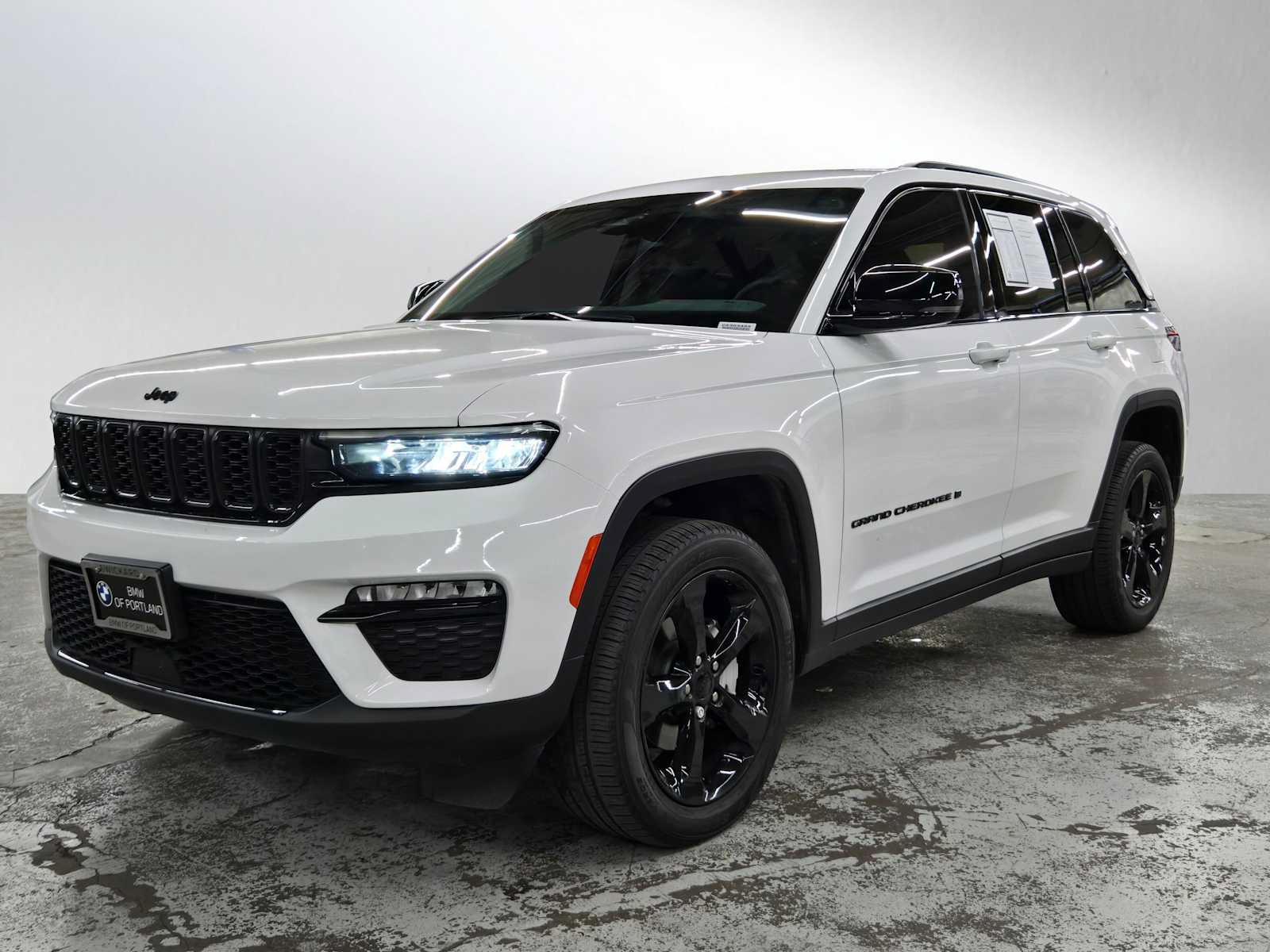 Used 2023 Jeep Grand Cherokee Limited w/ Black Appearance Package AWD/4WD image 7