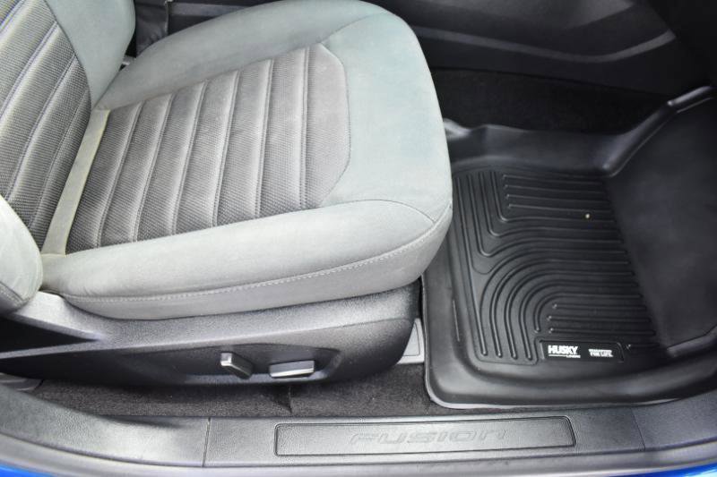 Used 2017 Ford Fusion SE w/ Fusion SE Technology Package FWD image 13
