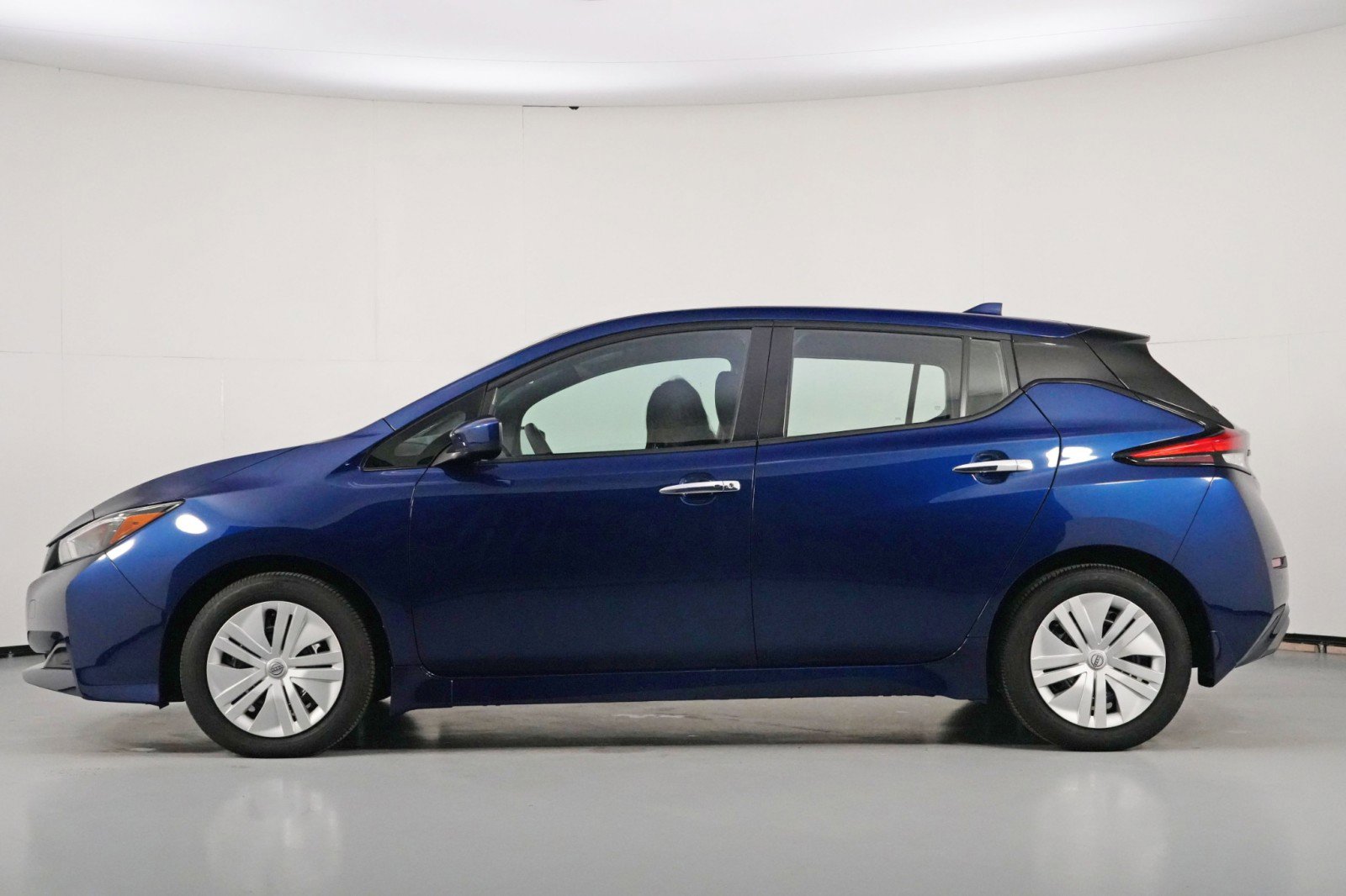 Used 2025 Nissan Leaf S image 8