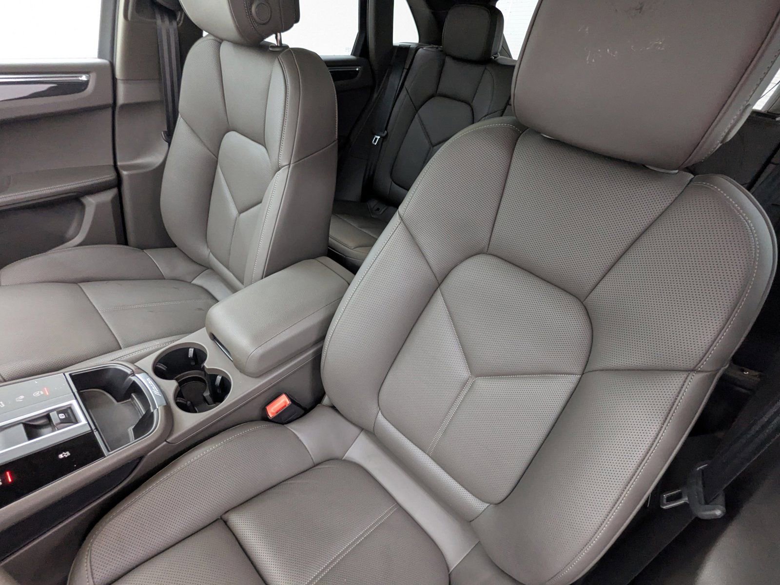 Certified 2026 Porsche Macan Turbo AWD/4WD image 5