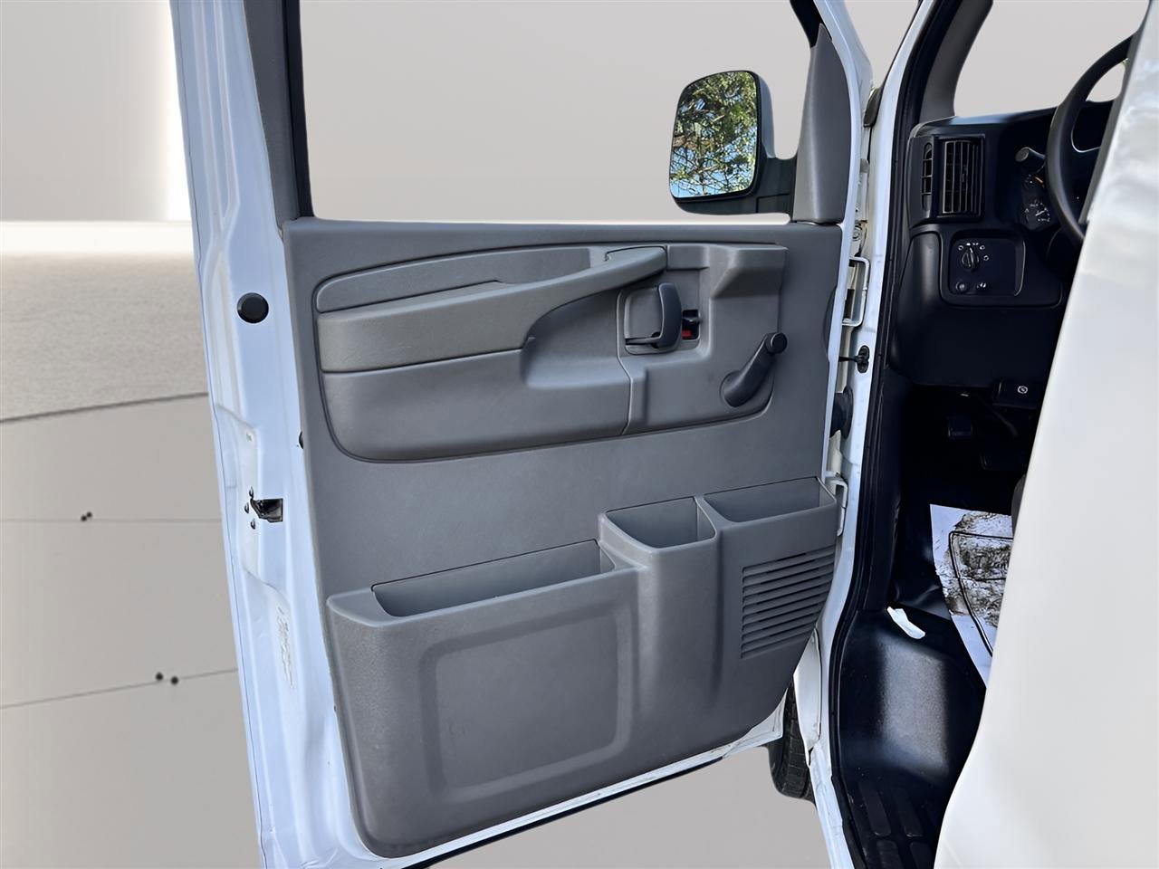 Used 2005 Chevrolet Express 1500 RWD image 14