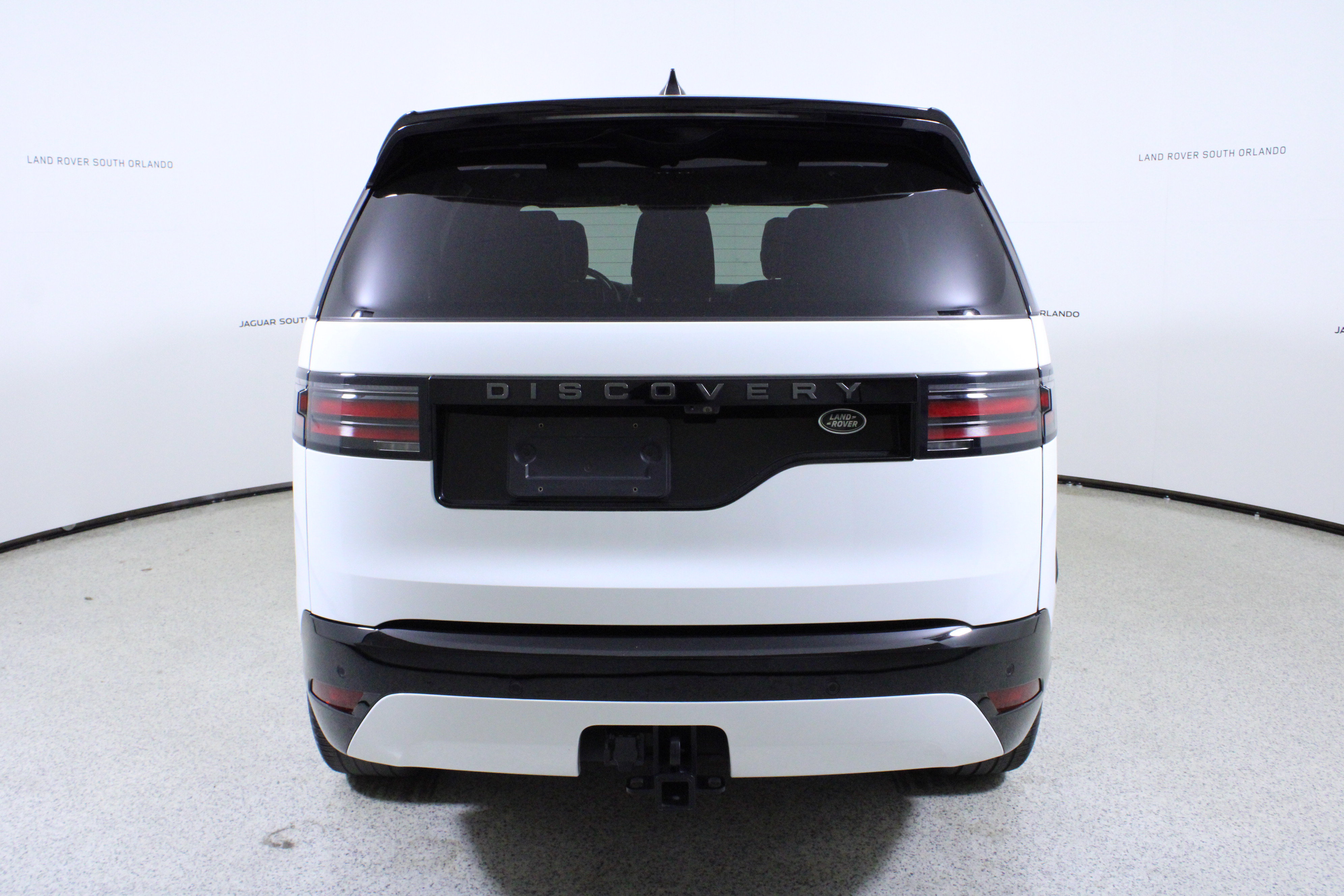 Used 2023 Land Rover Discovery S R-Dynamic image 6