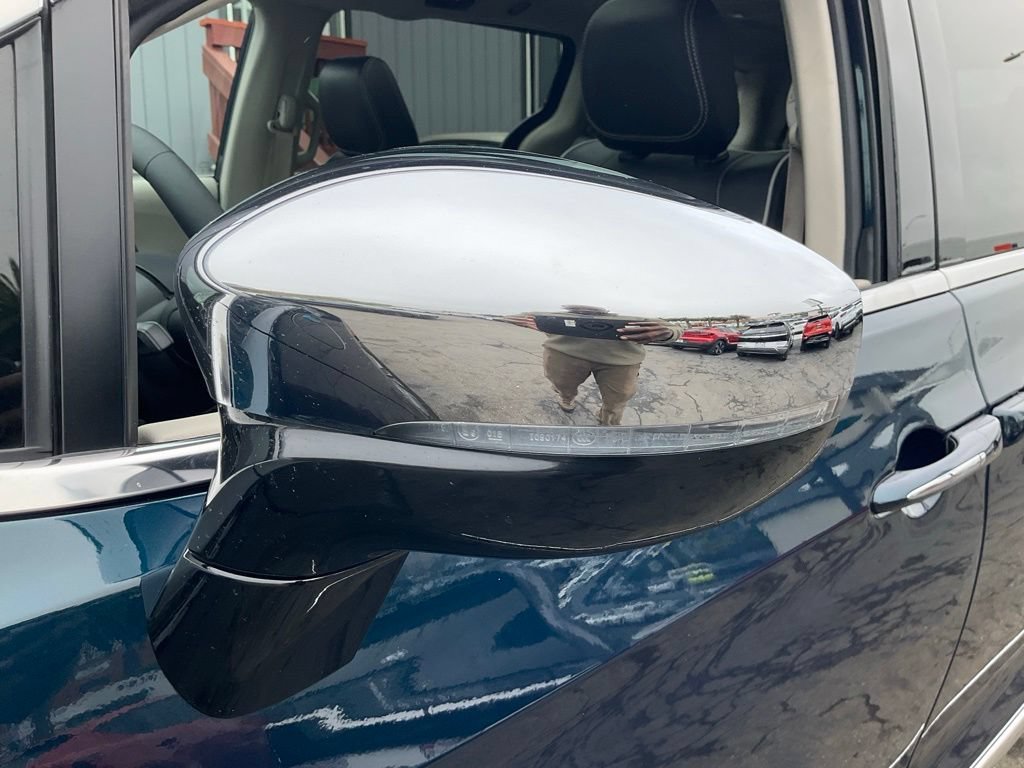 Used 2023 Chrysler Pacifica Limited FWD image 99