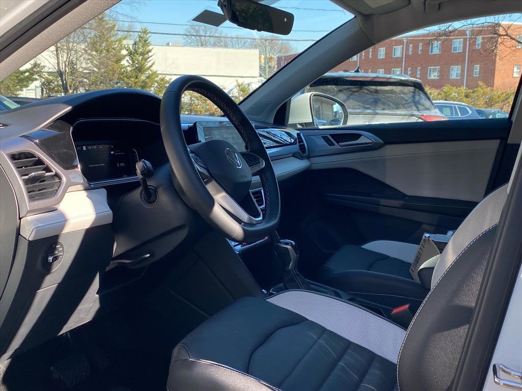 Used 2025 Volkswagen Taos SEL image 10