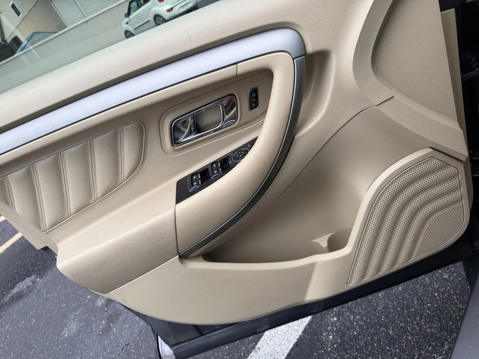 Used 2014 Ford Taurus SE FWD image 17