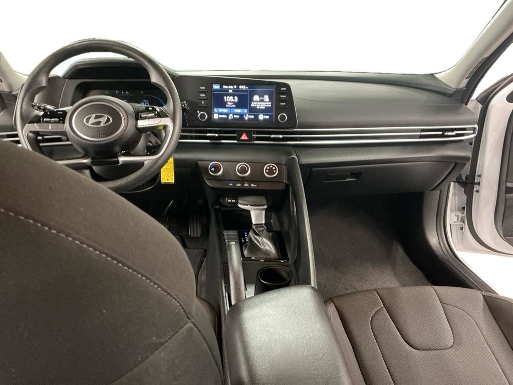 Certified 2025 Hyundai Elantra SE FWD image 6