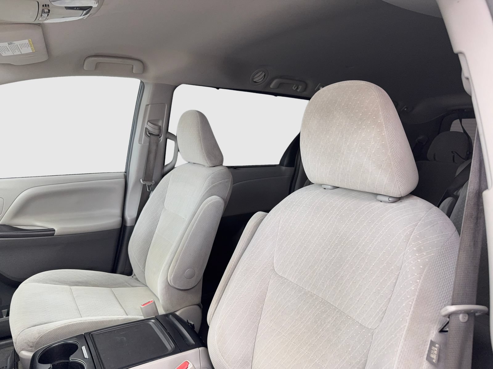 Used 2018 Toyota Sienna LE w/ Carpet Mat Package FWD image 15