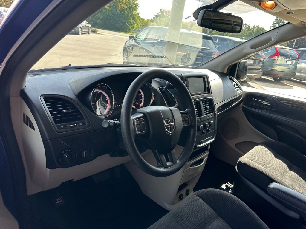 Used 2018 Dodge Grand Caravan SE w/ UConnect Hands-Free Group FWD image 9