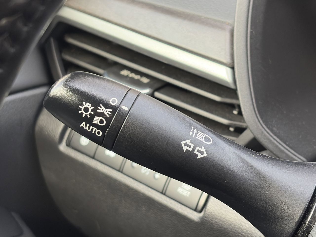 Used 2024 Nissan Altima 2.5 SV w/ SV Premium Package image 18